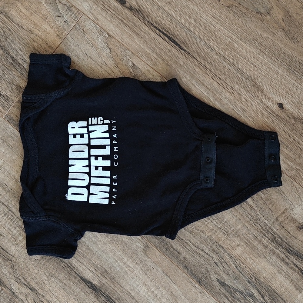🎉HP🎉 EUC Dunder Mifflin onesie